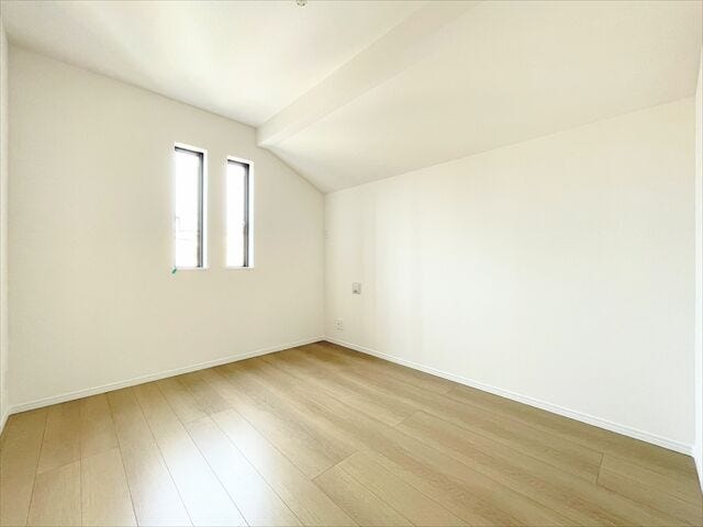 壁が白いのでプロジェクターを設置して映画やYouTubeなど楽しめます♪
部屋がおしゃれなシアタールームのように変身◎