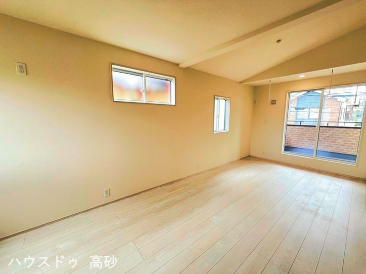 たっぷりの陽光に包まれる明るい洋室です。(撮影日:2026.8.4)