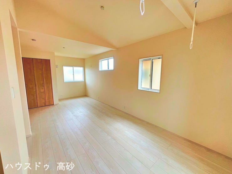 たっぷりの陽光に包まれる明るい洋室です。(撮影日:2026.8.4)
