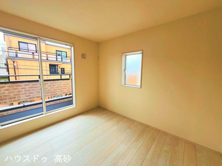 広々としたバルコニーからたっぷりの光を享受した明るい洋室です!(撮影日:2026.8.4)