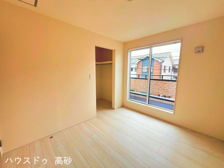 大きな窓から自然光がたっぷり入り、部屋全体が明るく広々と感じられます。(撮影日:2026.8.4)
