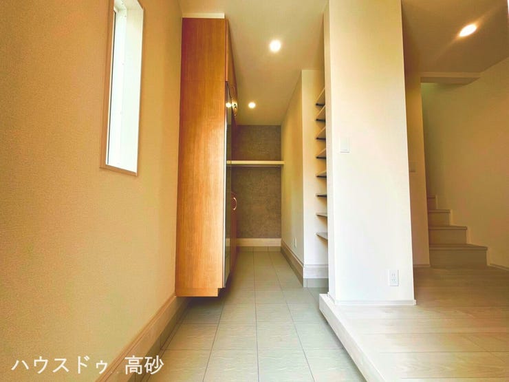 明るい陽射しが差し込む玄関は家族や友人を優しく迎えてくれます(撮影日:2026.8.4)