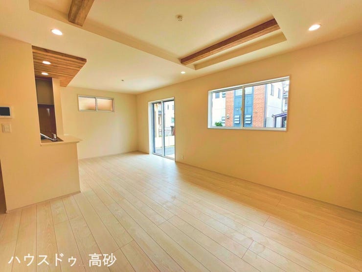 大きな窓からあたたかな陽光が注ぐ、ぽかぽか広々リビングです♪