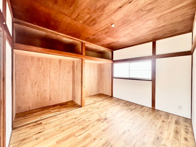 《6帖》壁一面に広がる大型収納を確保!衣類はもちろん、旅行用品などもまとめて収納できるため、お部屋をすきり広く使えます◎