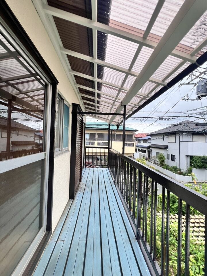 2部屋から出入りできるワイドバルコニー♪屋根付きのため、急な雨でも慌てることなく、安心してお洗濯ものを干すことが出来ます◎