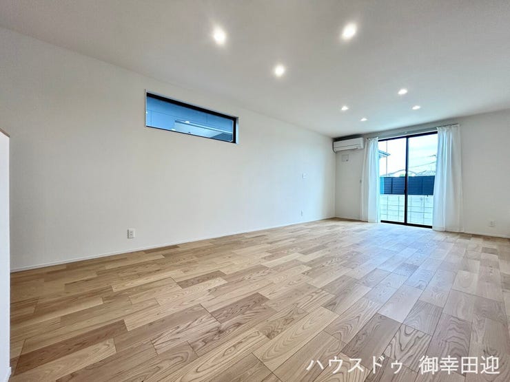 ■安らぎと笑顔の中心地■陽光が優しく降り注ぎ、会話が自然と弾む。ここでは、毎日が特別な時間へと変わります。