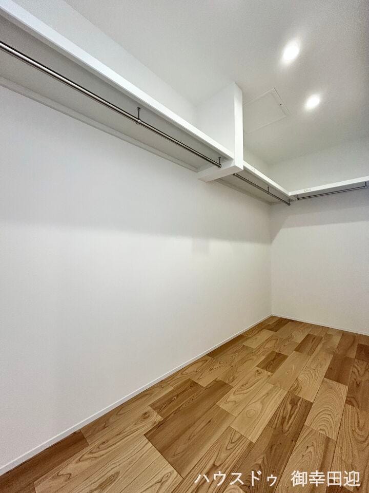 ■2階5帖洋室WIC■衣類から小物まで一ヶ所に集約。整理整頓がしやすく、毎日のコーディネートが楽しくなるゆとりの収納です。