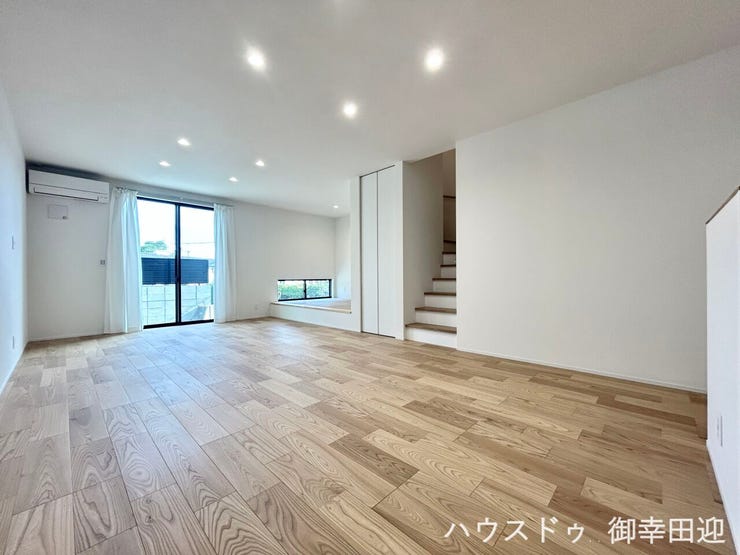 ■安らぎと笑顔の中心地■陽光が優しく降り注ぎ、会話が自然と弾む。ここでは、毎日が特別な時間へと変わります。