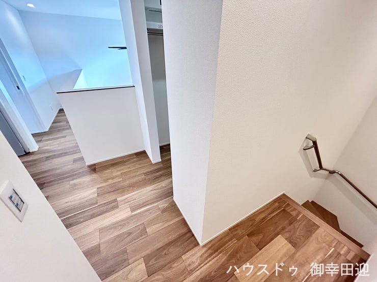 ■暮らしを繋ぐ、明るい動線■手すりがついており、安全で快適な、家族の生活を支える縦の繋がりです。