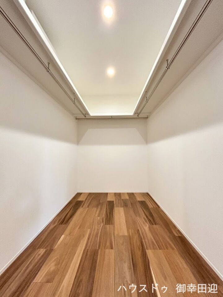 ■2階WIC■衣類から小物まで一ヶ所に集約。整理整頓がしやすく、毎日のコーディネートが楽しくなるゆとりの収納です。