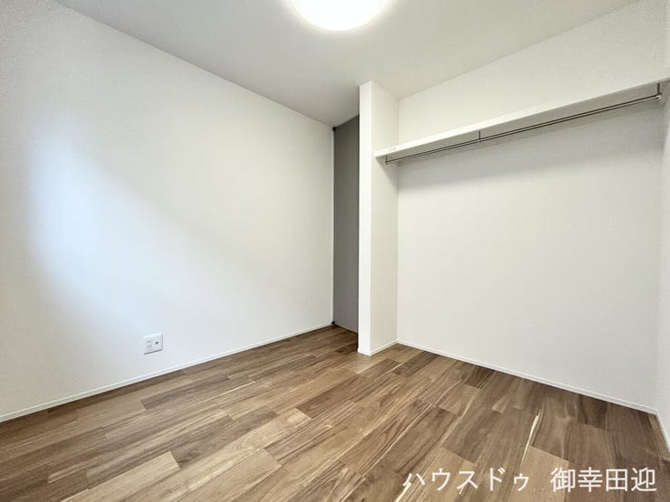 ■2階4.5帖洋室①■寝室、書斎、趣味の部屋。家族の成長やライフスタイルに合わせ、様々な使い方ができる快適な空間です。
