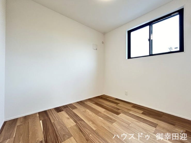■2階4.5帖洋室②■寝室、書斎、趣味の部屋。家族の成長やライフスタイルに合わせ、様々な使い方ができる快適な空間です。