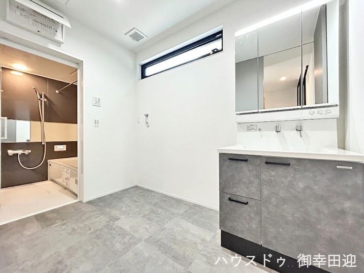■清々しいリフレッシュ空間■自分を磨き、気持ちを切り替える。心地よい光が差し込むプライベートスペース。