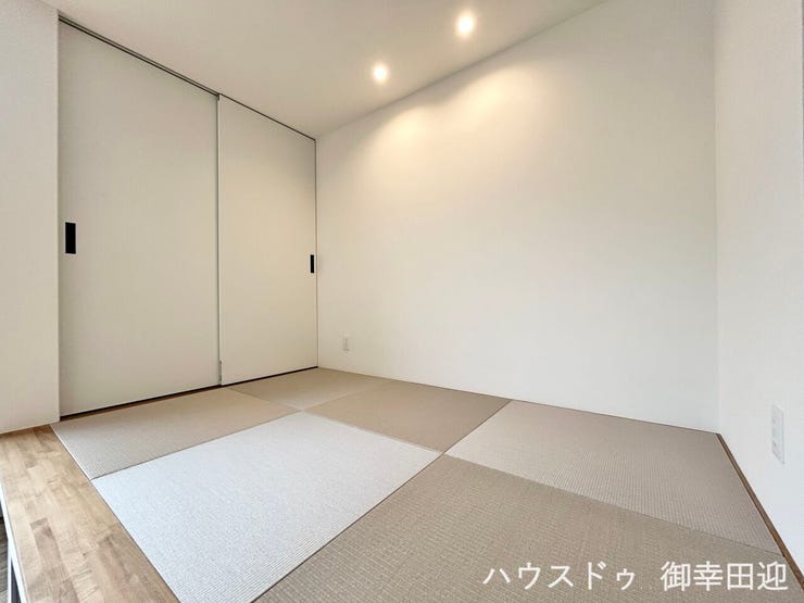 ■1階3帖和室■ゲストをもてなし、昼寝や家事にも使える、畳のぬくもりが心地よい多目的万能スペース。