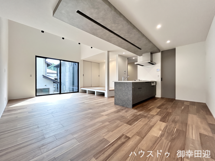 ■安らぎと笑顔の中心地■陽光が優しく降り注ぎ、会話が自然と弾む。ここでは、毎日が特別な時間へと変わります。