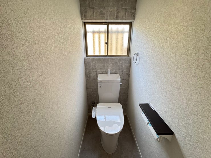 窓付きの明るいトイレです!