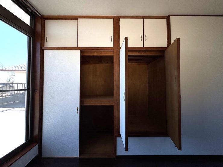 押し入れは、お布団などの大きい物の収納が可能なので衣替えも楽に行えます!
