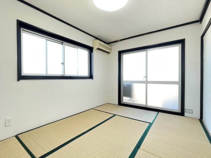 【和室】日本を感じる和室です。和の雰囲気が素敵なお部屋です。明るく居心地が良いちょっとしたお部屋は、なにかと重宝します♪お子様のプレイルームとして、客間として、様々な使い方ができそうですね♪