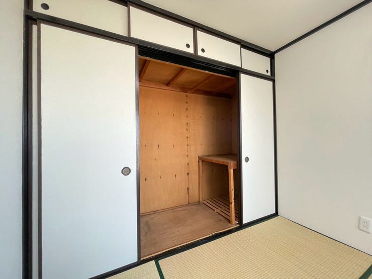 【押入】押し入れ一つで、家の中がすっきり。収納力が良く、衣類から布団までしっかり収納可能。使いたい物がすぐ取り出せる使い勝手の良さが魅力。すっきり整理された空間で、家の中が広く快適に保たれます。