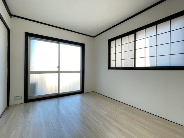 【洋室】明るい雰囲気の洋室です。広々とした明るいお部屋で、陽射しもたっぷり入ってきます。収納もご夫婦の衣類がたっぷり収納できるスペースがございます。ご夫婦のご主寝室にいかがでしょうか♪