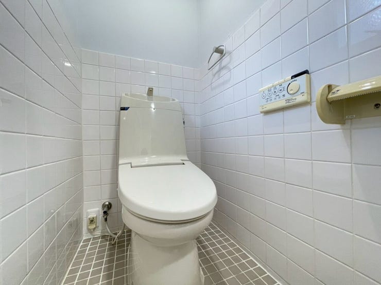 【トイレ】明るく、ひろびろとしたトイレです。掃除もしやすく、綺麗を保てます。ご自分の好きなアロマや芳香剤を置いて落ち着く空間を演出するもの良いですね♪1人になれる空間ですから、リラックスしたいですね。