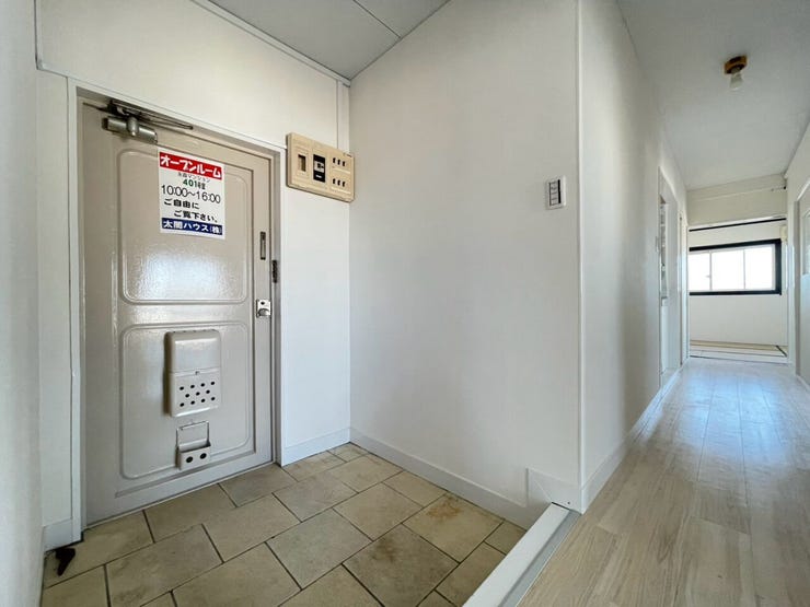 【玄関】扉を開けてすぐ目の前に広がる広々とした玄関です。わが家に帰った時に言う「ただいま」その言葉が何十年にもわって元気よく響くような、家族が帰りたくなる快適な住まいがテーマです。
