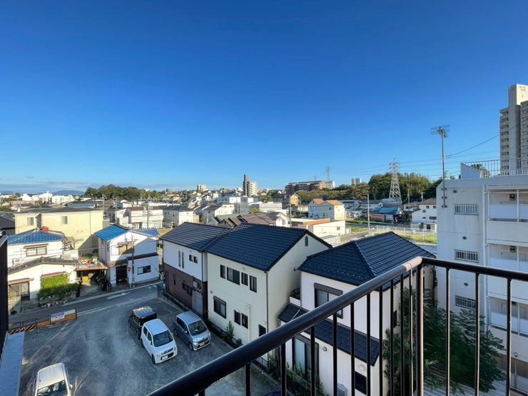 【陽当り良好】明るく暖かな光が差し込む家で、毎日が元気にスタート。南向きや開放的な窓からの自然光がたっぷりと室内に届き、季節を問わず温かみのある空間が広がります。家族全員が心地よく暮らせる住まいです。