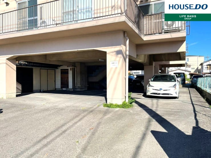 【駐車場】マンション敷地内に駐車場が設けられており、日々の車の出し入れもスムーズに行えます。共用部分として丁寧に管理されているため安心して利用でき、車をお持ちの方にも便利な住環境が整っています。