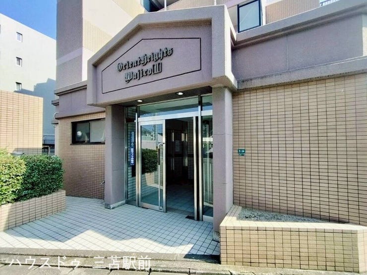 《外観エントランス入口》
