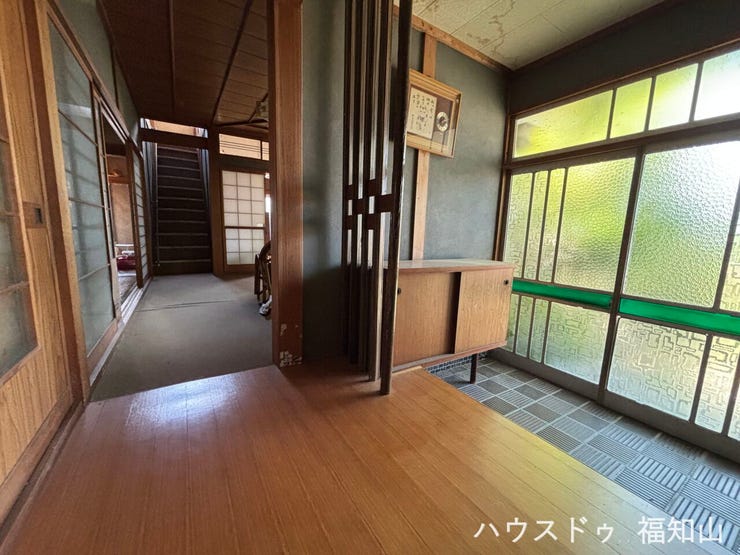 【趣ある“古き良き玄関”が迎える住まい】
重厚感のある佇まいと、どこか懐かしさを感じる“古き良き玄関”が魅力の中古戸建て。