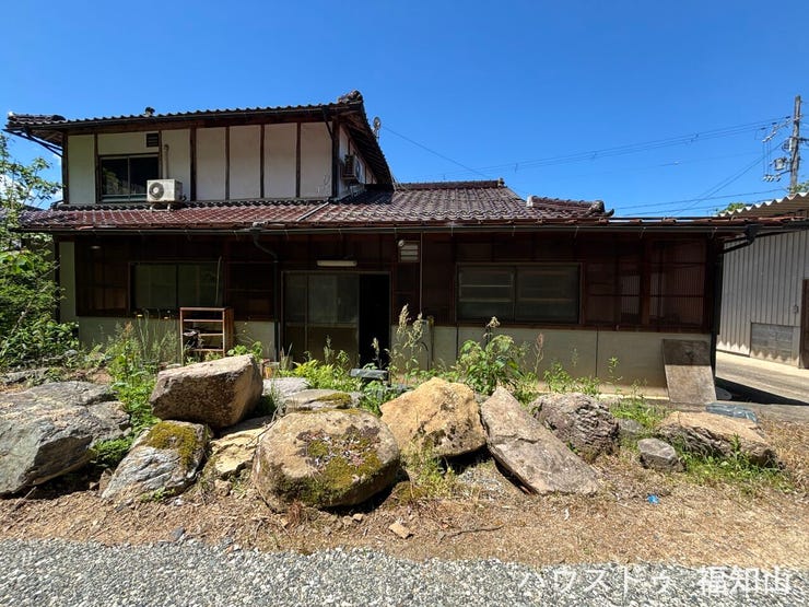 こちらは建物裏側になります。建物はゆとりある間取りで、ご家族での暮らしはもちろん、田舎暮らしやセカンドハウスにもおすすめ。
静かな住環境の中、自然を感じながらゆったりとした時間を過ごせます。