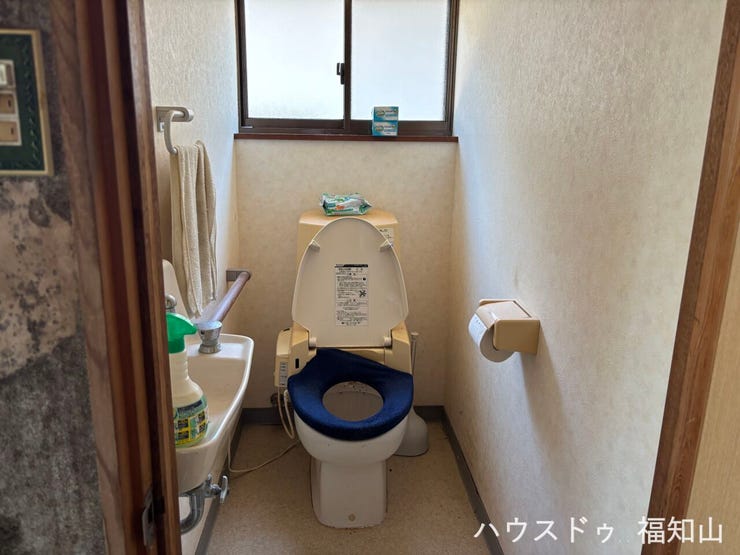 【手すり付きで安心して使えるトイレ】
毎日使うトイレには、立ち座りをサポートする手すりを設置。