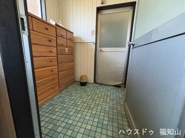 【洗面所・脱衣所を分けた使いやすい間取り】
ご家族が入浴中でも気兼ねなく洗面台を利用でき、朝の身支度が重なる時間帯もスムーズです。