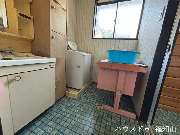 【室内に洗濯パン完備で快適なランドリースペース】
屋外に出る必要がなく、日々の家事動線がスムーズになる点も魅力。