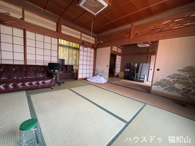 【懐かしさを感じる趣ある和室】
どこか心が落ち着く、懐かしさを感じる和室空間。
ゆったりとした時間が流れる癒しの一室です。