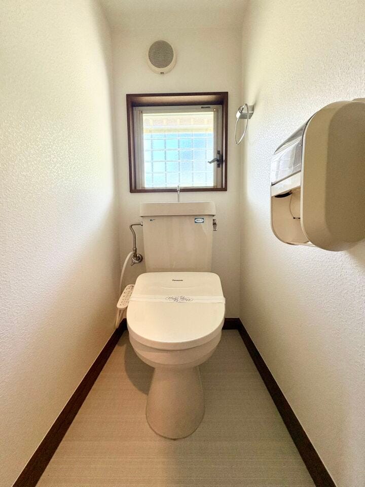 トイレは窓付きなので換気がしやすいですね。大人も子どもも快適な自動温洗浄便座機能付きで、衛生的かつ、ペーパー節約にもなります。