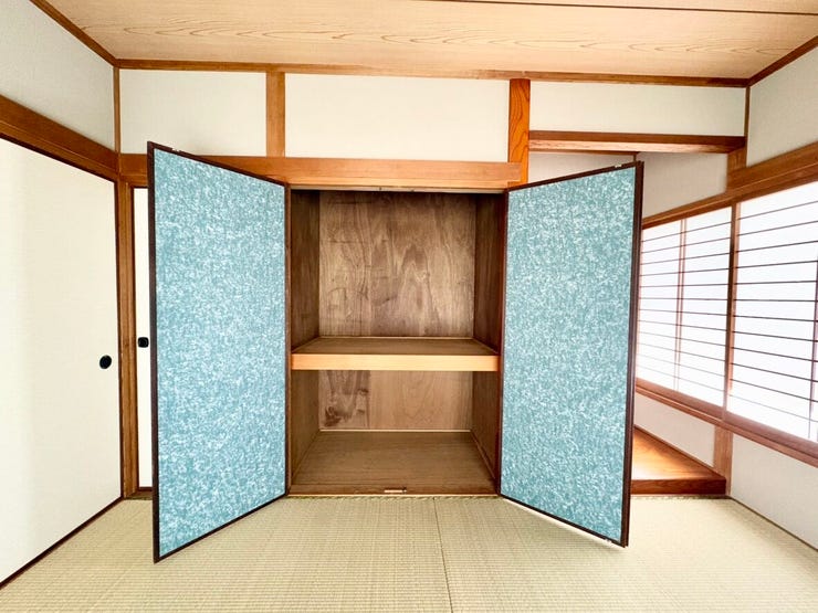 リビング横の和室は、客間、お子様の遊び場、お昼寝場所と多目的にお使い頂けます。
大容量の押し入れもあるので来客用の寝具やお子様のおもちゃなどたくさん収納できます。