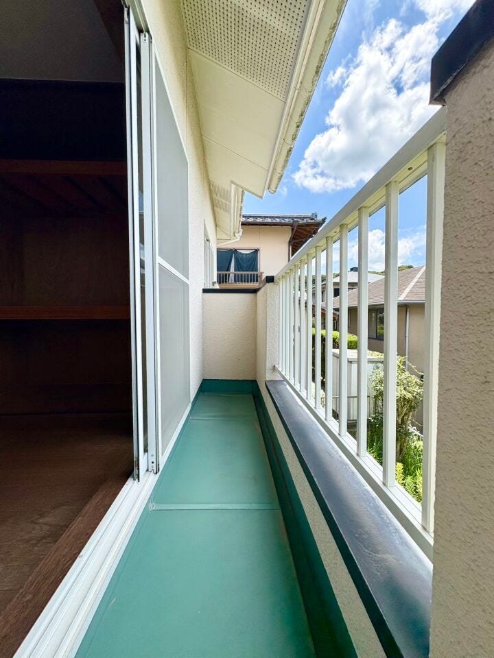 建物南西に位置する陽当たりのいいバルコニー。