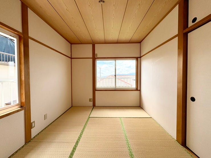 2面採光で明るさを保ちながら畳のぬくもりを感じられる2階の和室。押入れ付きで収納力があり、お部屋をすっきり広く使える使い勝手の良い和室です。