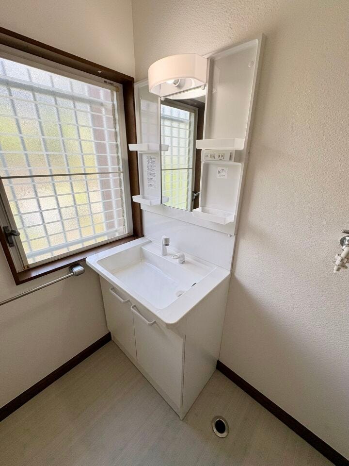 大きな窓から自然光が差し込む明るい洗面所。朝の身支度も気持ちよくでき、換気もしやすい快適な空間です。