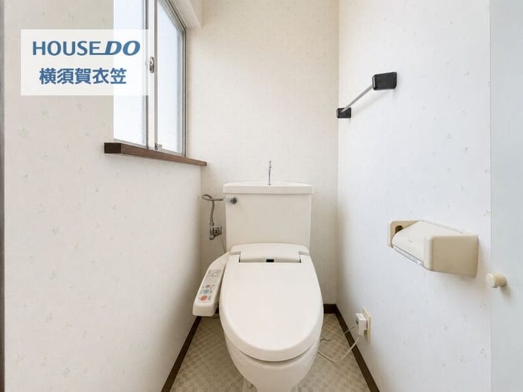清潔感のある温水洗浄便座付きトイレ。窓付きで換気もしやすく、明るさも確保された毎日使いやすい空間です。