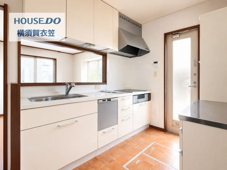 白を基調としたキッチンは清潔感があり、作業スペースも確保。勝手口付きで換気や動線にも配慮された設計です。