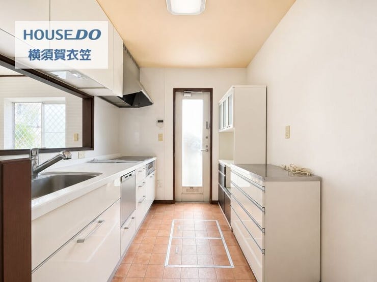 洗面室は窓付きで明るく、朝の身支度も快適。収納付きの洗面化粧台で、すっきりとした空間を保ちやすい仕様です。