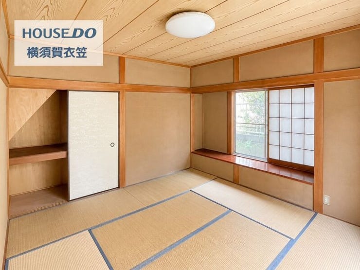 い草の香りが心地よい和室。床の間と押入を備えた落ち着きある空間で、客間や家族のくつろぎスペースとしても活用できます。