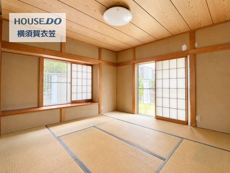 2面採光で明るさを取り込む和室。障子越しのやわらかな光が広がり、昔ながらの趣を感じながらゆったり過ごせる一室です。