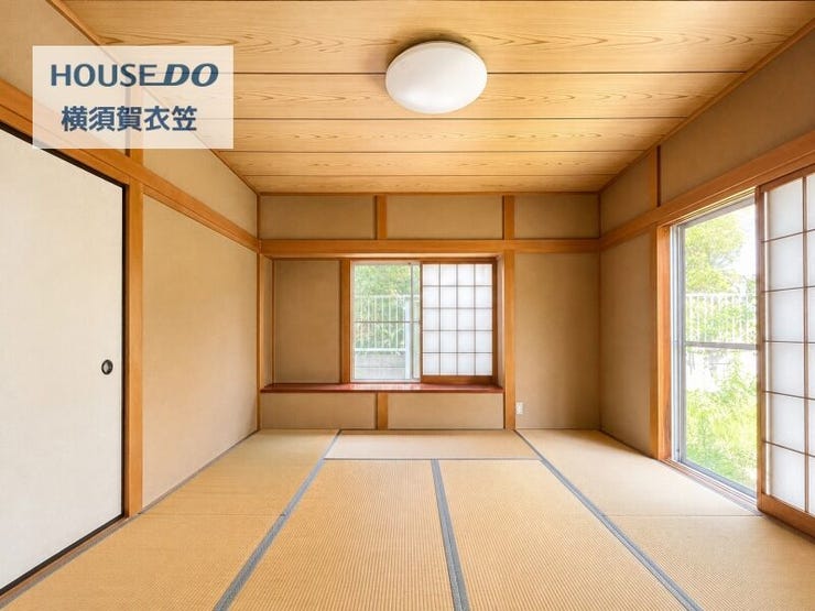 掃き出し窓から自然光が差し込む和室。畳のぬくもりと木の質感が調和し、落ち着いた時間を楽しめる癒しの空間です。