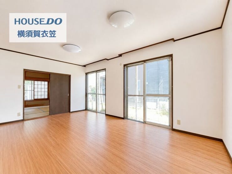 隣接する和室とつなげて使える広々LDK。家具配置もしやすく、ライフスタイルに合わせた使い方がしやすい間取りです。