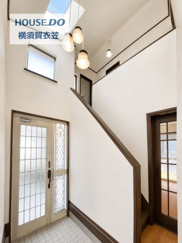 吹抜けのある玄関は上部から光が入り、明るく開放的な印象。来客を気持ちよく迎えられるゆとりある空間です。