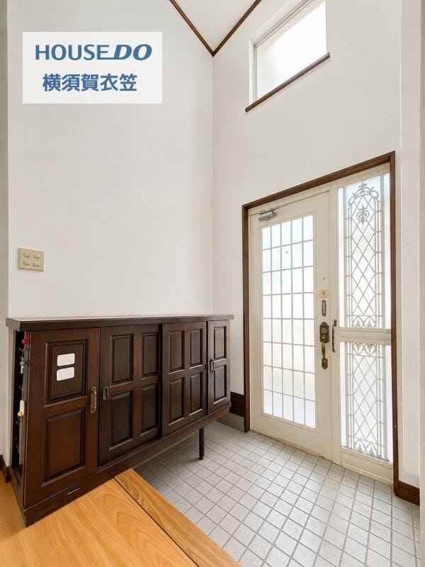 吹抜けのある玄関は高窓から自然光が差し込み、明るく開放的な印象。収納力のある下足入れ付きで玄関まわりもすっきり整います。