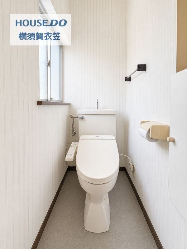 窓付きのトイレは自然換気がしやすく、明るさも感じられる空間。温水洗浄便座付きで、毎日を快適に支えてくれます。